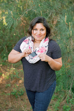 Load image into Gallery viewer, Debbie Infinity Scarf With Pocket